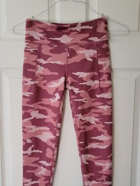 Athleta Girl Pink Camo Capri Leggings Sz XL 14
